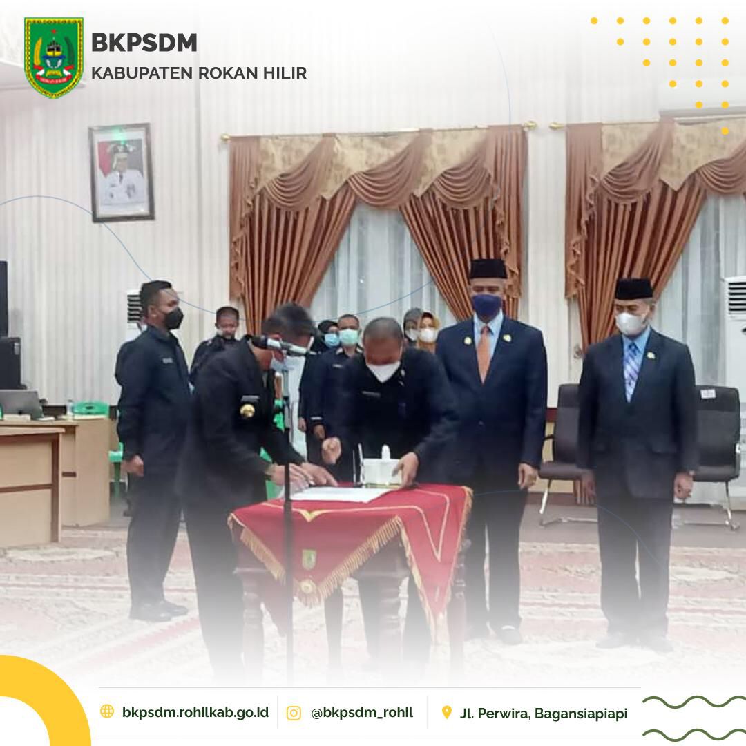 bkpsdmrohil's tweet photo. Jum'at malam 31 Desember 2021, Pemerintah Kabupaten Rokan Hilir melaksanakan Pelantikan dan Pengambilan Sumpah / Janji Jabatan Fungsional melalui Mekanisme Penyetaraan dari Jabatan Administrator dan Jabatan Pengawas di Lingkungan Pemerintah Kabupaten Rokan Hilir. https://t.co/5wqXFWYGsC