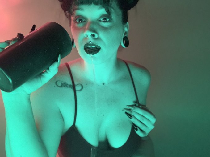 Sugarcumingqueen 🖤 - Don’t forget to drink your water babies 💦💦 https://t.co/hbueq05Jia