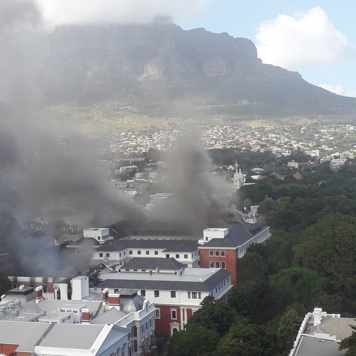 RoshBardien's tweet photo. @eNCA update on the fire at the old assembly building https://t.co/Qhm4fzKT37