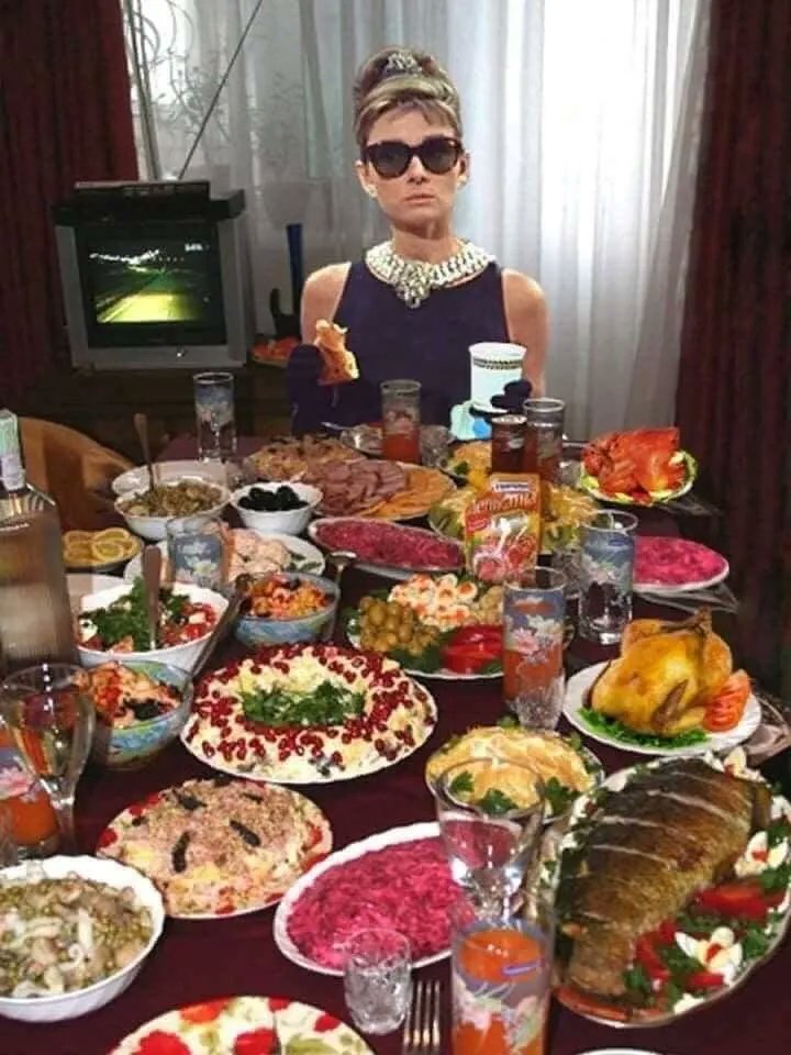 drunktwi's tweet photo. Вrеаkfast at Tiffany's: Russian Editiоn https://t.co/eTCtZIZTzF