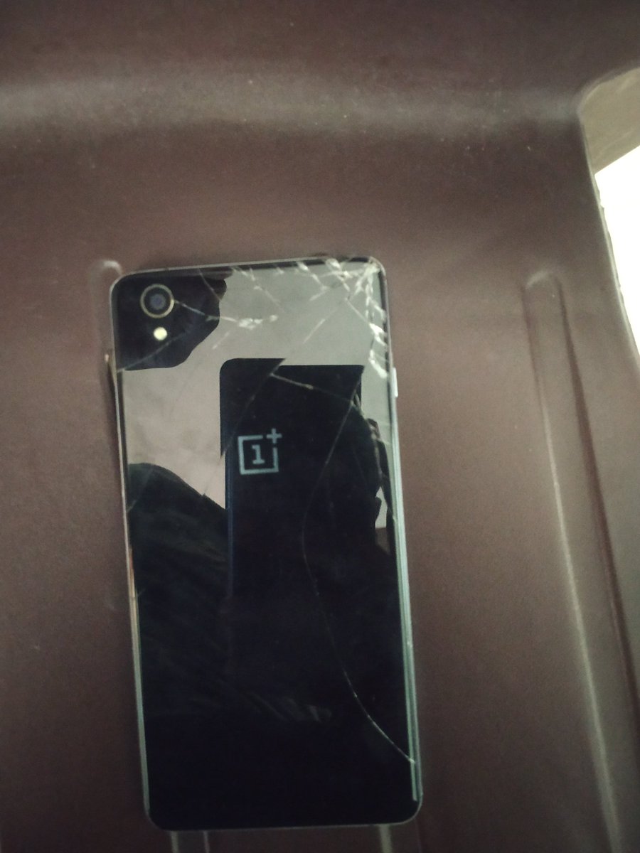 iam__introvert_'s tweet photo. உள்ள என்னதான் இருக்குனு பிரிச்சி பாப்போம் #oneplusx https://t.co/orLzmfCh65