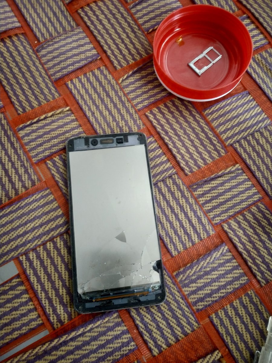 iam__introvert_'s tweet photo. உள்ள என்னதான் இருக்குனு பிரிச்சி பாப்போம் #oneplusx https://t.co/orLzmfCh65