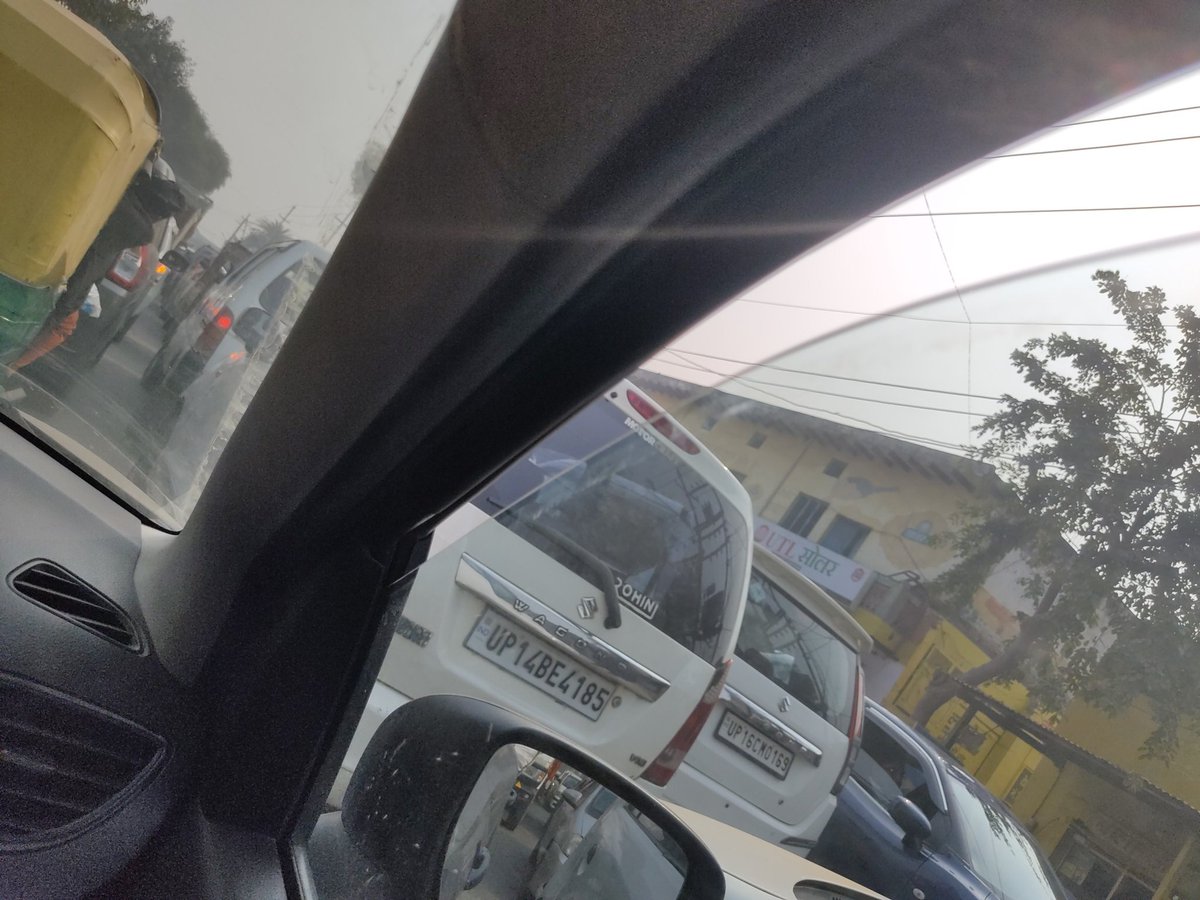 RajputanaCommu7's tweet photo. @noidapolice @Uppolice @uptrafficpolice @noidatraffic @112UttarPradesh सर स्थिति ज्यों की त्यों हैं लोगो ने तीन तीन लाइन बनाना शुरू कर दिया है 
इन्हे कोई नही रोक रहा 🥲
जाम में फसे हुए 1.5 घंटा हो गया @112UttarPradesh @uptrafficpolice @noidatraffic @noidapolice https://t.co/spHnPC5z7i