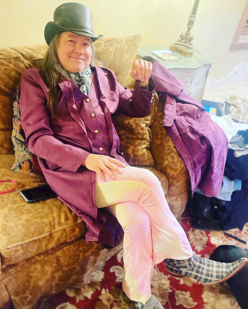 therachelstacy's tweet photo. There’s nothing LIKE…..showing up to your show and getting #outfitted to match the NYE MAD HATTER PARTY THEME! ❤️❤️❤️❤️ #madhatter #NewYearsEve #texas #rachelstacy #marcotellomusic #fiddlegirl #songwriter #concert #nye https://t.co/bpKHQH4xza