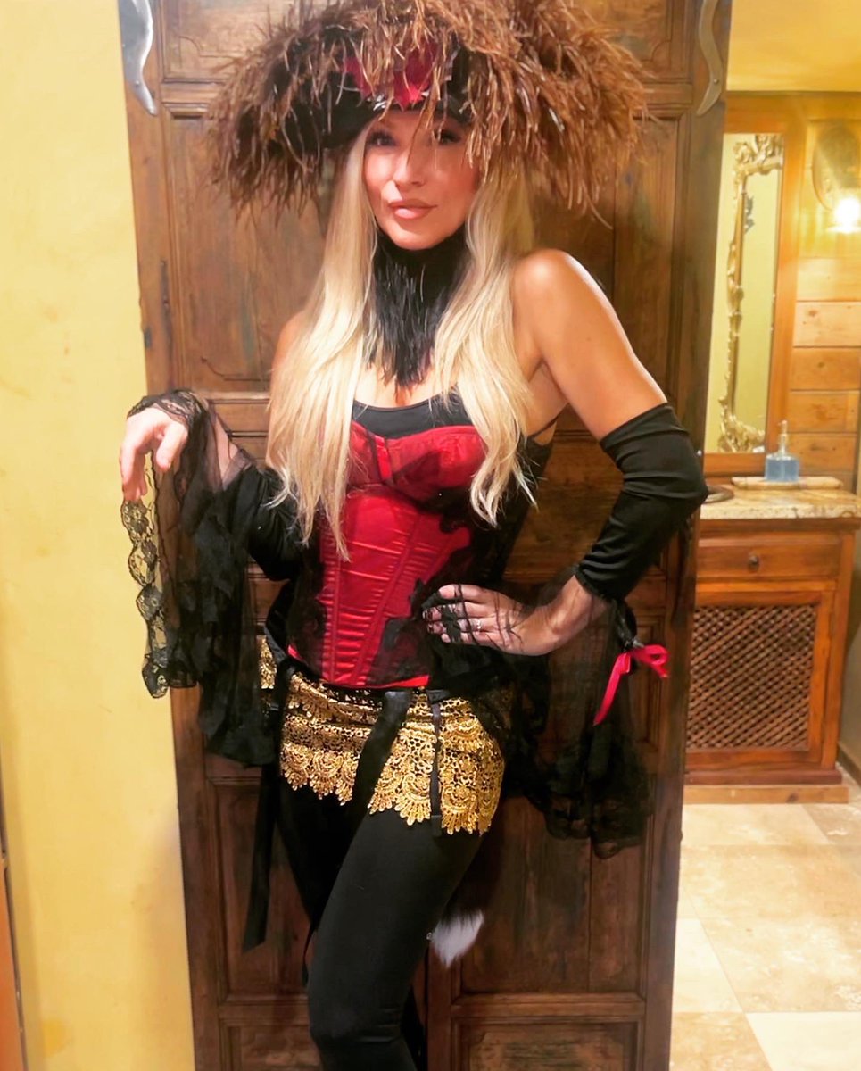 therachelstacy's tweet photo. There’s nothing LIKE…..showing up to your show and getting #outfitted to match the NYE MAD HATTER PARTY THEME! ❤️❤️❤️❤️ #madhatter #NewYearsEve #texas #rachelstacy #marcotellomusic #fiddlegirl #songwriter #concert #nye https://t.co/bpKHQH4xza
