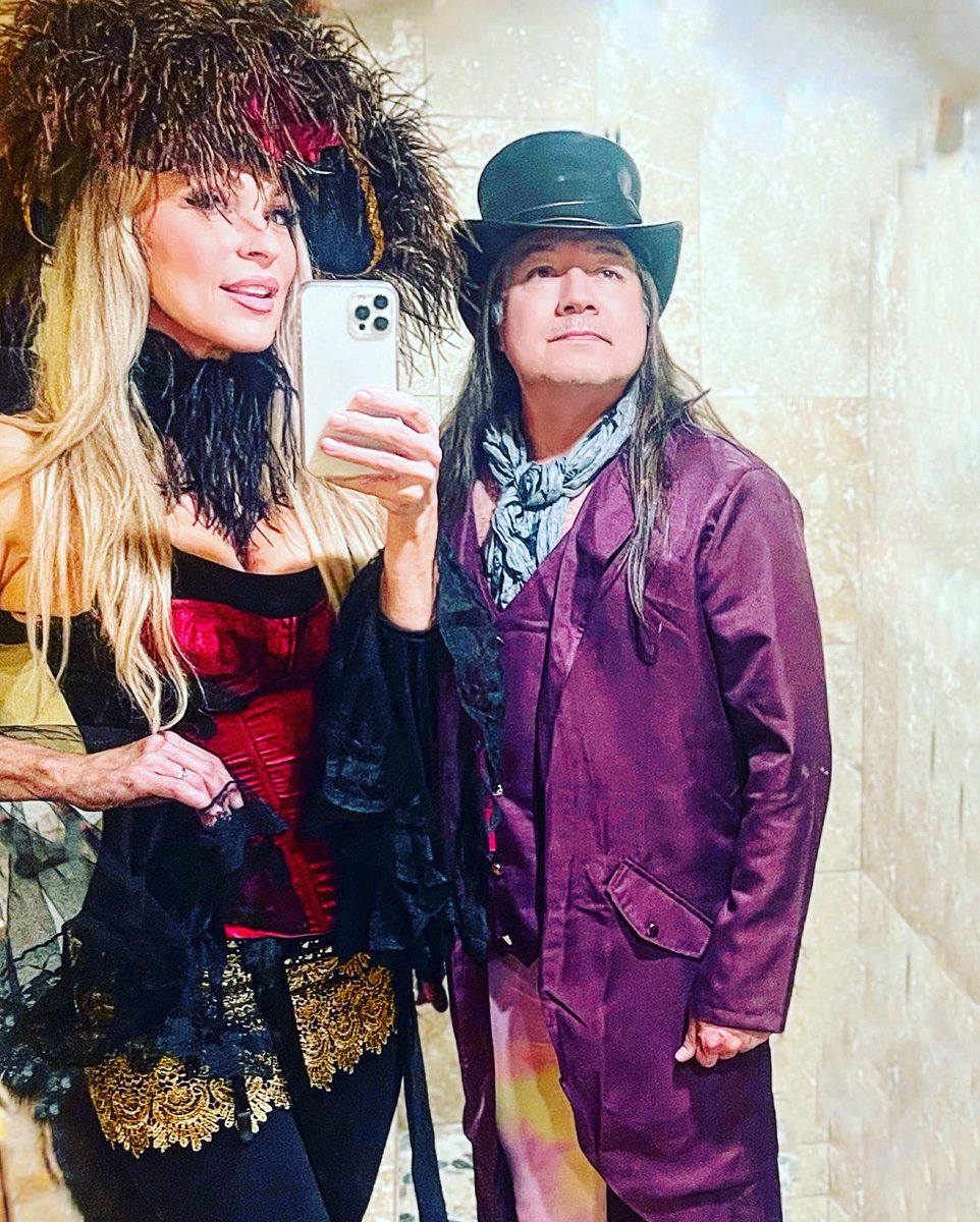 therachelstacy's tweet photo. There’s nothing LIKE…..showing up to your show and getting #outfitted to match the NYE MAD HATTER PARTY THEME! ❤️❤️❤️❤️ #madhatter #NewYearsEve #texas #rachelstacy #marcotellomusic #fiddlegirl #songwriter #concert #nye https://t.co/bpKHQH4xza