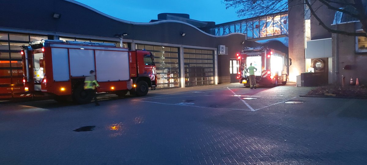 BrwApeldoorn's tweet photo. De #Bploeg Apeldoorn-Centrum heeft de dienst overgenomen, de voertuigen🚒 zijn gecontroleerd.
En wij zijn er de komende 24-uur klaar voor 💪 https://t.co/NF1ML0bgNr