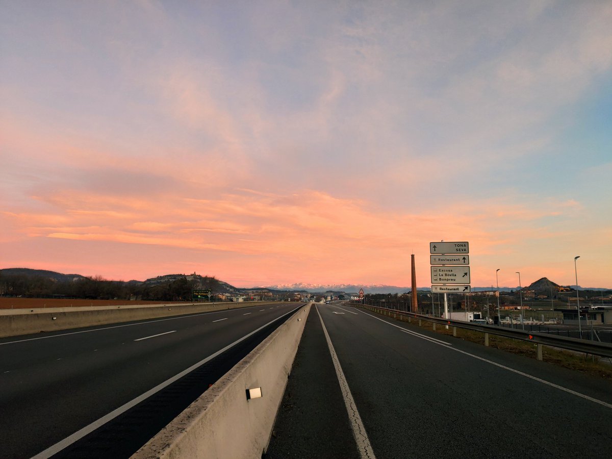 DanCastleG's tweet photo. Buenos días!
Niebla, frío y este amanecer de colores para disfrutar desde la moto!
#bmw #bmwmotorad #makelifearide #panzersvalles #givi #tkc70 #tkc70tires #continentaltyres #puig https://t.co/kLibF1EHwT