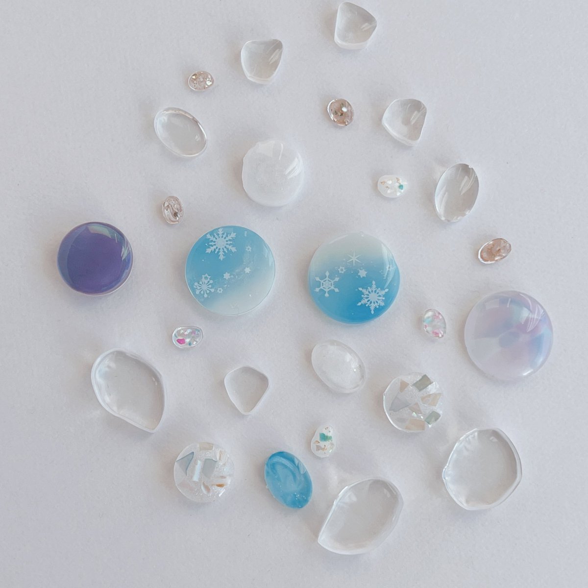lizm_resin's tweet photo. レジンで冬|ω･)
アクセサリーパーツ作ってるので
普段作ってるいろんな大きさのパーツを組み合わせてみたよー‹‹\(´ω` )/››

#クリエイターライバーの冬
#17LIVE https://t.co/C0kwnRGhwO