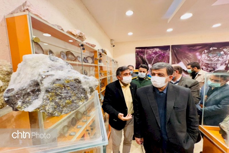 qom_cthh's tweet photo. مهندس عزت الله ضرغامی وزیر میراث فرهنگی، گردسگری و صنایع دستی در بازدید از موزه یاقوت کویر در قم گفت: راه‌اندازی بازارچه‌های صنایع‌دستی عرضه و تقاضا در اولویت قرار دارد.
#صنایع_دستی
#یاقوت_کویر
#سنگهای_قیمتی
#قم
#عزت_الله_ضرغامی https://t.co/lgRaDS2qZD