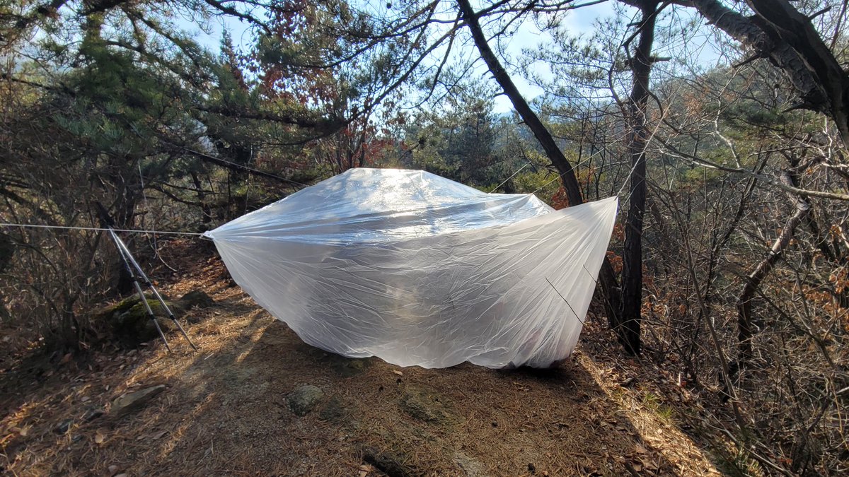 넘 추워...
이잰 나이 들어 추위를 타는 모양이다.  비날막이 줍지는 않지만 바람이 오가는 것이 없어 답답하다.