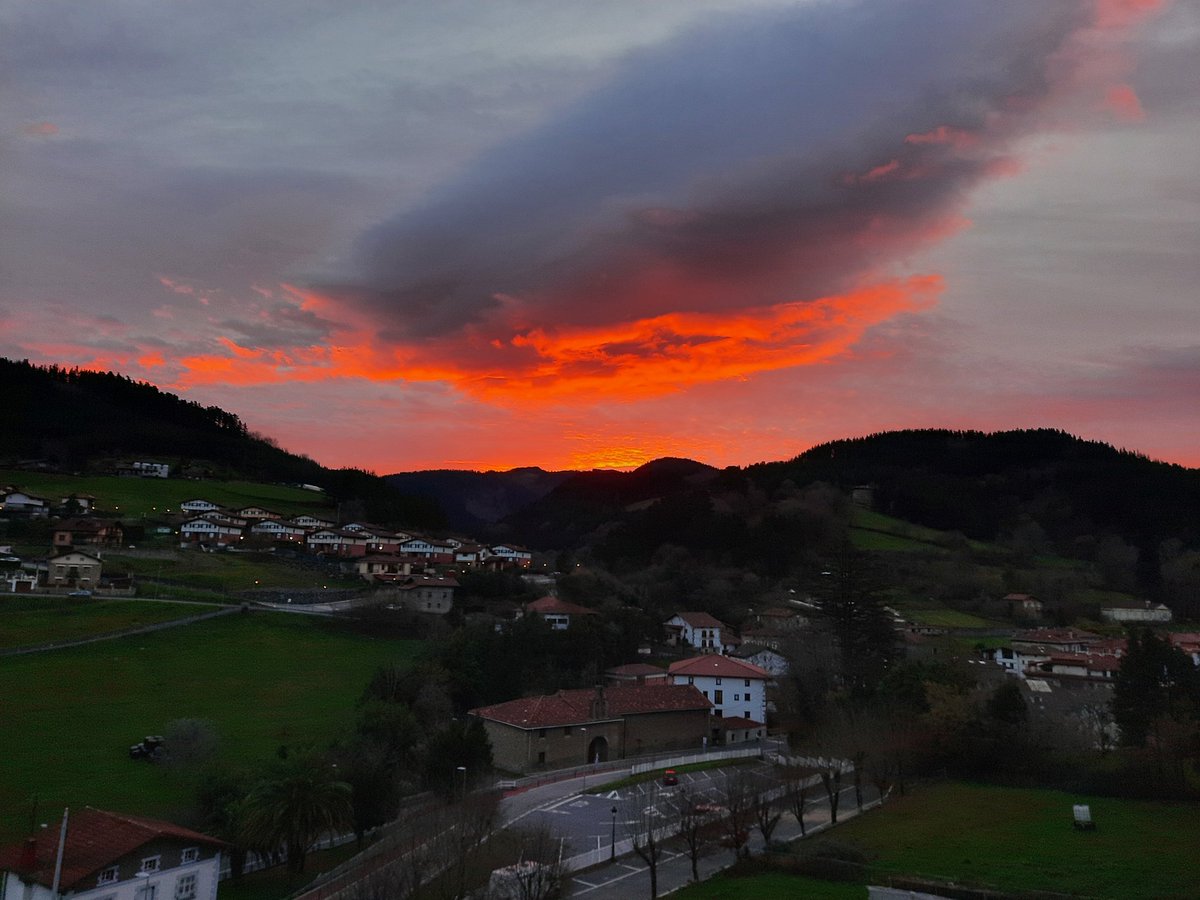 Egunon guztioi!!!
Zeru gorri-gorria daukagu! 🌄🤩

📍 Zeanuri
<a href="/Euskalmet/">Euskalmet</a>