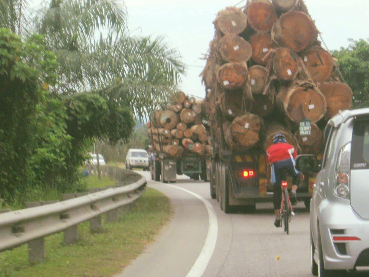 aktivis_alam's tweet photo. Kerabat Istana: Kami hidup bukan mengharapkan cukai rakyat, kami juga berniaga susah2 &amp; mencari duit sama macam rakyat

Perniagaan kerabat Istana: https://t.co/RzFF5AKyXv