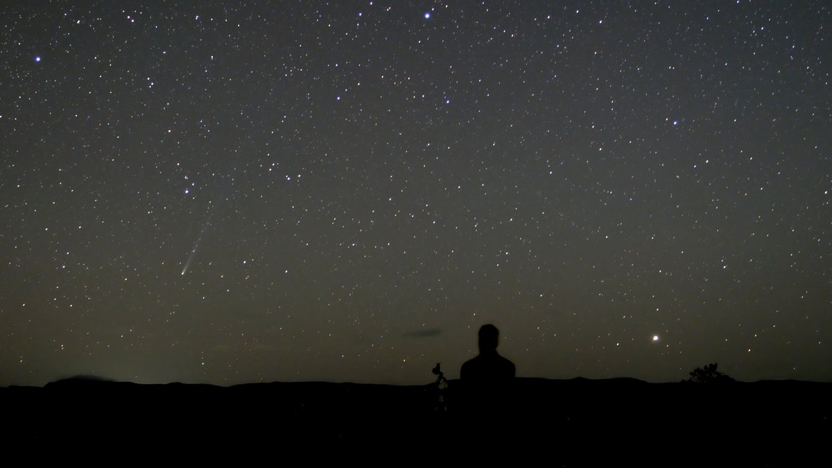 Great view of Comet Leonard last night (Jan 1 11hrs UT). Its still visible to the naked eye from a reasonably good sky.