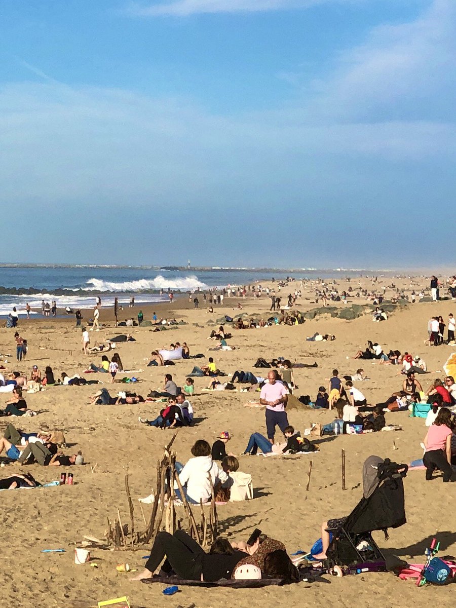 bayayam's tweet photo. Joyeux 1er Juillet! 😎🥂 #anglet #UrteBerriOn #bonneannee2022 #paysbasque #cotebasque https://t.co/e0NL6FcV3F