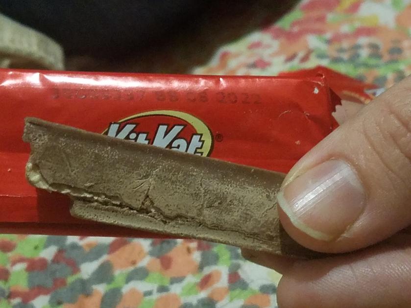 Draygoes's tweet photo. @Nestle I bought a large promotional box of kitkats from our local Valero/Circle K. Half of them are old. They have expired, despite the expiration date saying 08/22. I have pictures for proof.
Can I have some free candy please? Just tell me where to send the picture. :) https://t.co/0lcKctHTd9