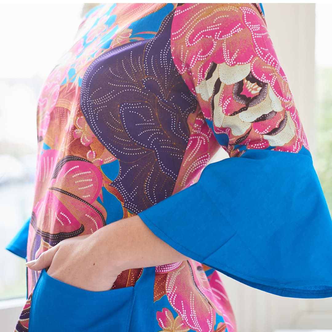 DovetailedLdn's tweet photo. Join me tomorrow Monday 3rd January at 7 pm in my Facebook group for a 'live' sleeve tutorial. The group is called: 'Sewing with African wax print fabric'. We'll be attaching the sleeves to the #SewDorothyDress from my book: #SewingWithAfricanWaxPrintFabric'. 
Who's coming? https://t.co/04n40GJZ1f