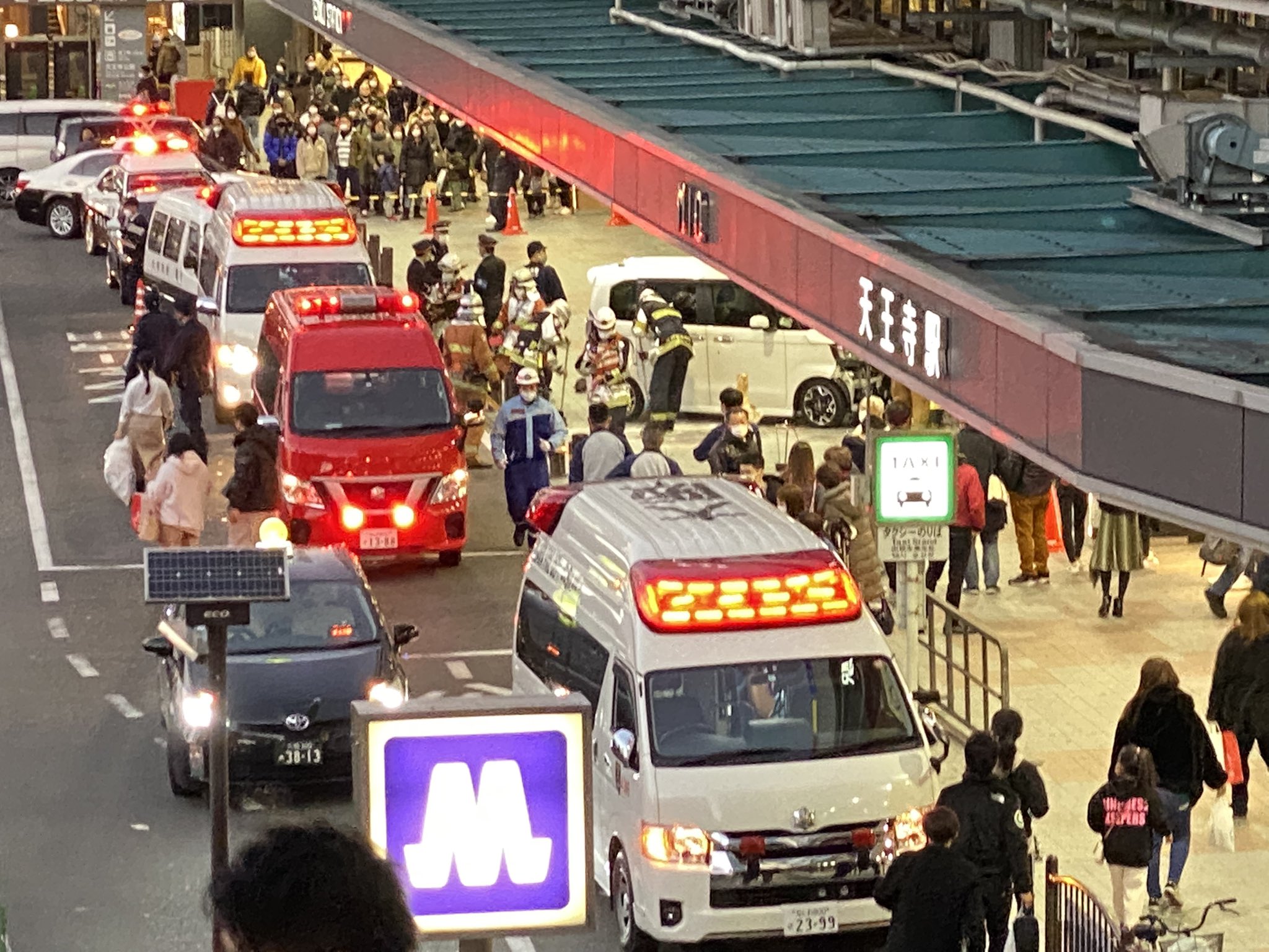 ｋｈｓ やばい 天王寺駅に車突っ込んで騒ぎになってる T Co M9k7fsveui Twitter