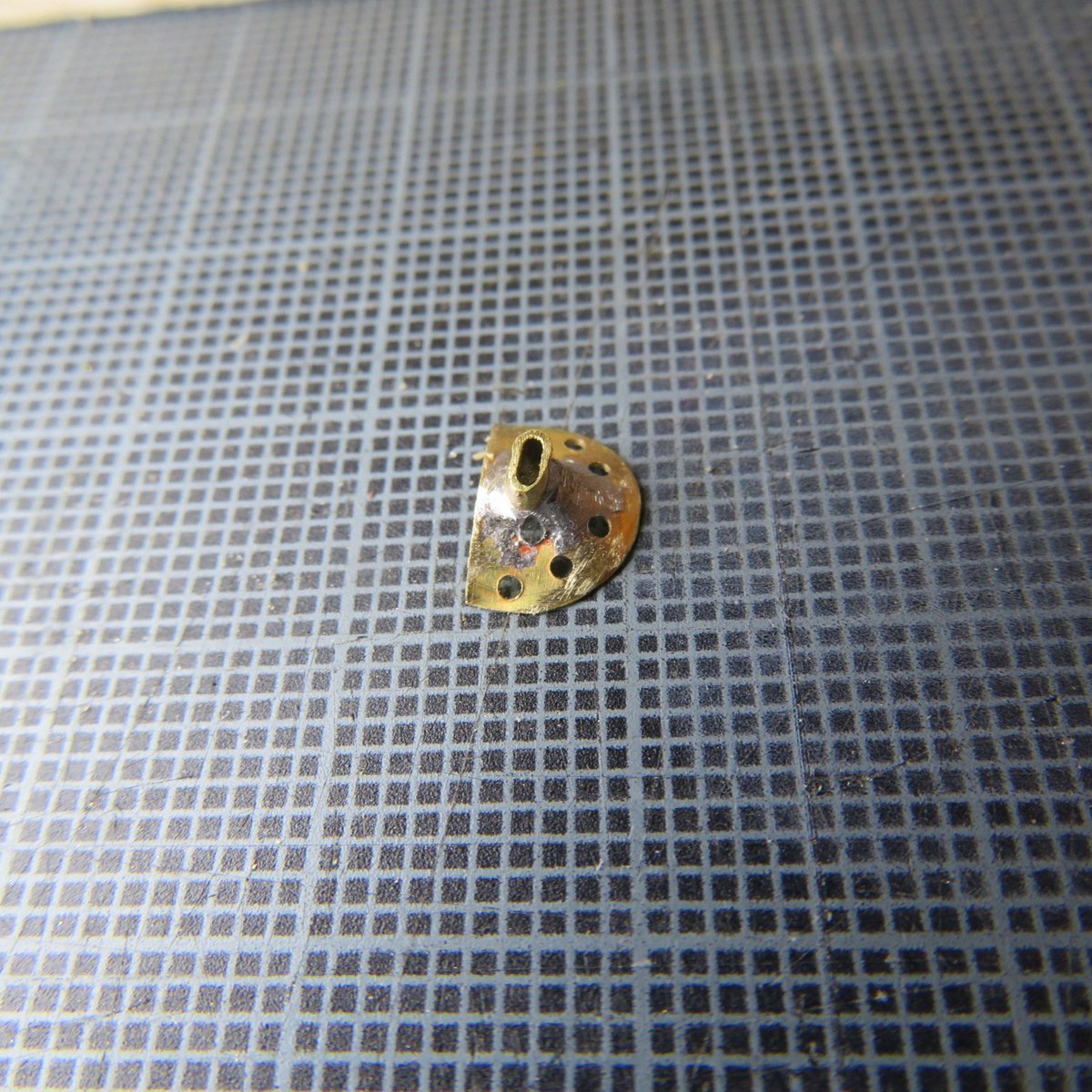Horizoniepnihs's tweet photo. あけましておめでとうございます。
CKDに椅子を追加しました。t0.2と⌀2.0/1.5パイプから適当な寸法で製作。色は艶あり赤にして最近取り替えたばかりのような想定です。2022/1/2
#0スケールナロー　#0f  #0i #12mmゲージ #feldbahn https://t.co/wMMGeUTAmw