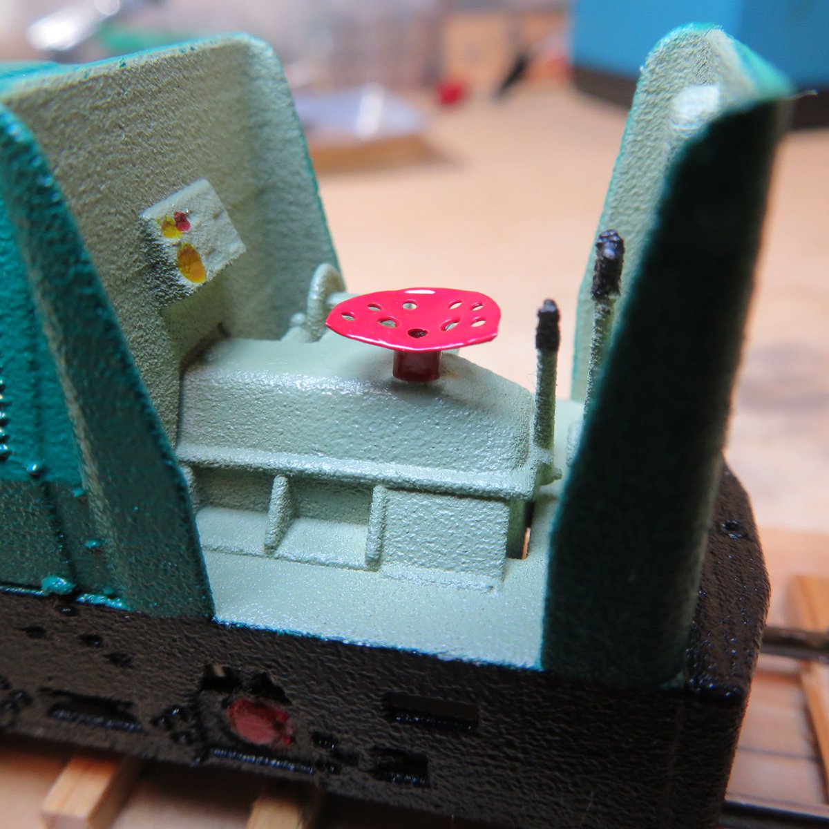 Horizoniepnihs's tweet photo. あけましておめでとうございます。
CKDに椅子を追加しました。t0.2と⌀2.0/1.5パイプから適当な寸法で製作。色は艶あり赤にして最近取り替えたばかりのような想定です。2022/1/2
#0スケールナロー　#0f  #0i #12mmゲージ #feldbahn https://t.co/wMMGeUTAmw