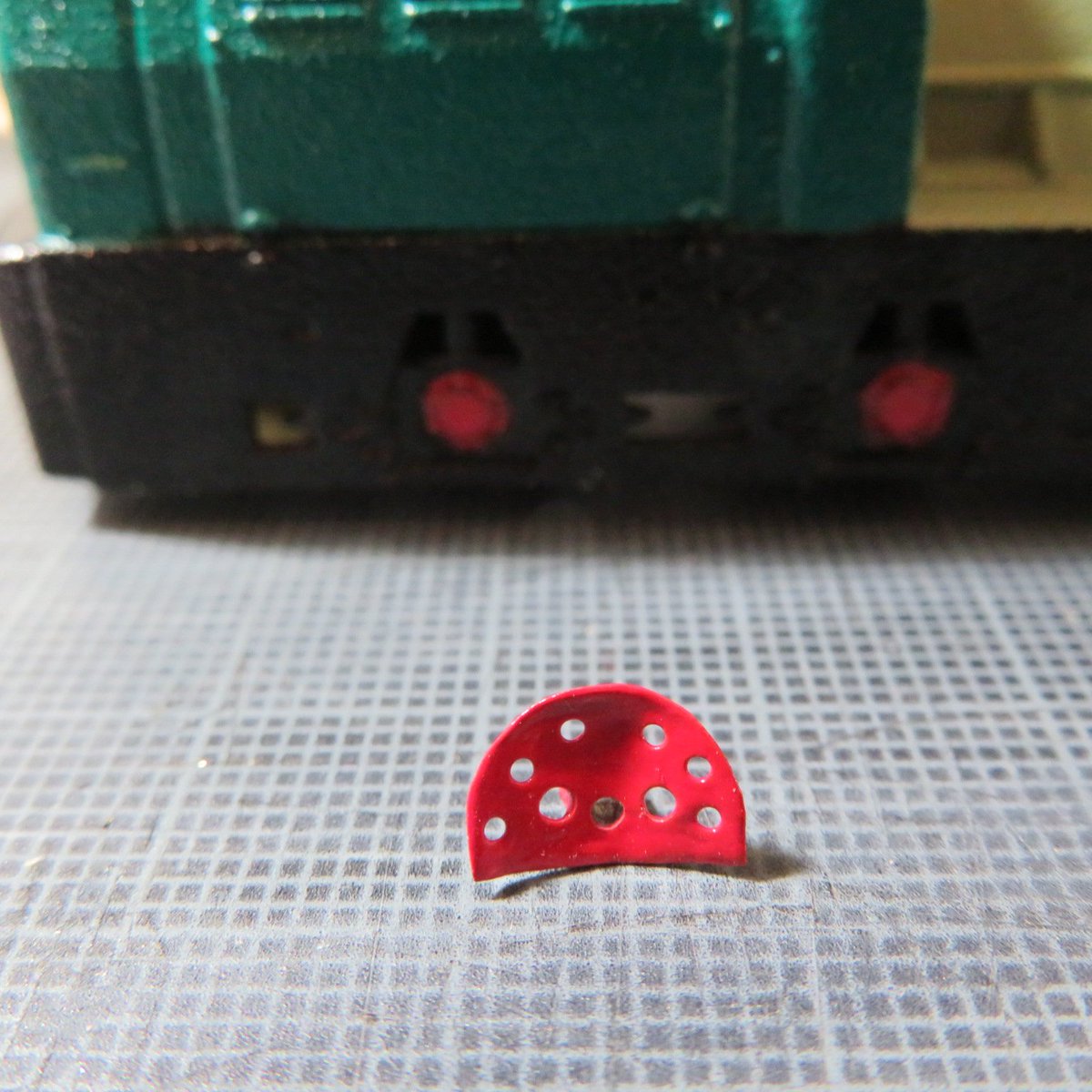 Horizoniepnihs's tweet photo. あけましておめでとうございます。
CKDに椅子を追加しました。t0.2と⌀2.0/1.5パイプから適当な寸法で製作。色は艶あり赤にして最近取り替えたばかりのような想定です。2022/1/2
#0スケールナロー　#0f  #0i #12mmゲージ #feldbahn https://t.co/wMMGeUTAmw