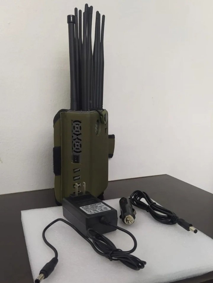 TrEs_3m's tweet photo. Lo adquirí solo para atormentar a mis vecinos bloqueándoles la señal de celular y es lo más parecido a jugar a ser dios. De ahora en adelante su felicidad o su tristeza, dependen de mi y de mi estado de ánimo. Que tal. https://t.co/Z3ox2xv5Ym