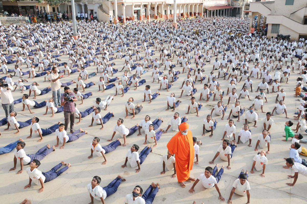 75 करोड़ सूर्य नमस्कार महा अभियान का शुभारंभ परम पूज्य सिद्ध लिंगेश्वर महा स्वामीजी जी की दिव्य उपस्तिथि, #NYSF के उपाध्यक्ष आदरणीय निरंजन मूर्ति जी के मार्गदर्शन में @ सिधगंगा मठ टुमकुर कर्नाटक <a href="/swabhimani1/">Shifted to @drjaideeparya</a>
@yogasanaindia
<a href="/UditSheth/">उदित UDIT</a>
<a href="/rohitkaushikyb/">Rohit Kaushik</a>
<a href="/Sachin_YB/">Sachin YB</a>#75croresuryanamskar