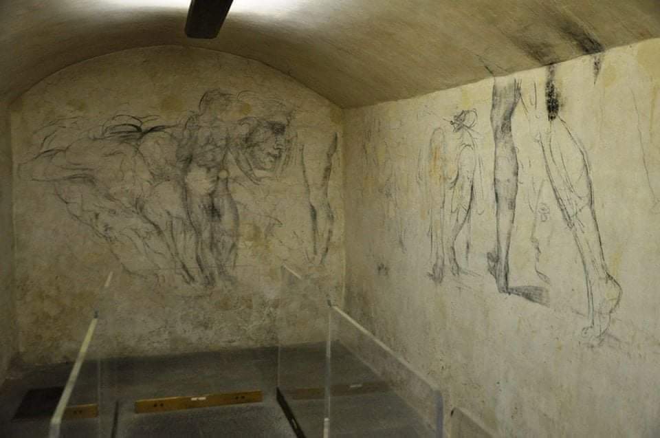 archeohistories's tweet photo. Michelangelo's Hidden Drawings
Florence, Italy

In 1530, to escape wrath of Pope, Michelangelo holed up in a tiny secret room under Medici Chapel of Basilica di San Lorenzo. With nothing but time and little charcoal on his hands, he covered bare walls with some prisoner graffiti. https://t.co/KxW53eonQ2