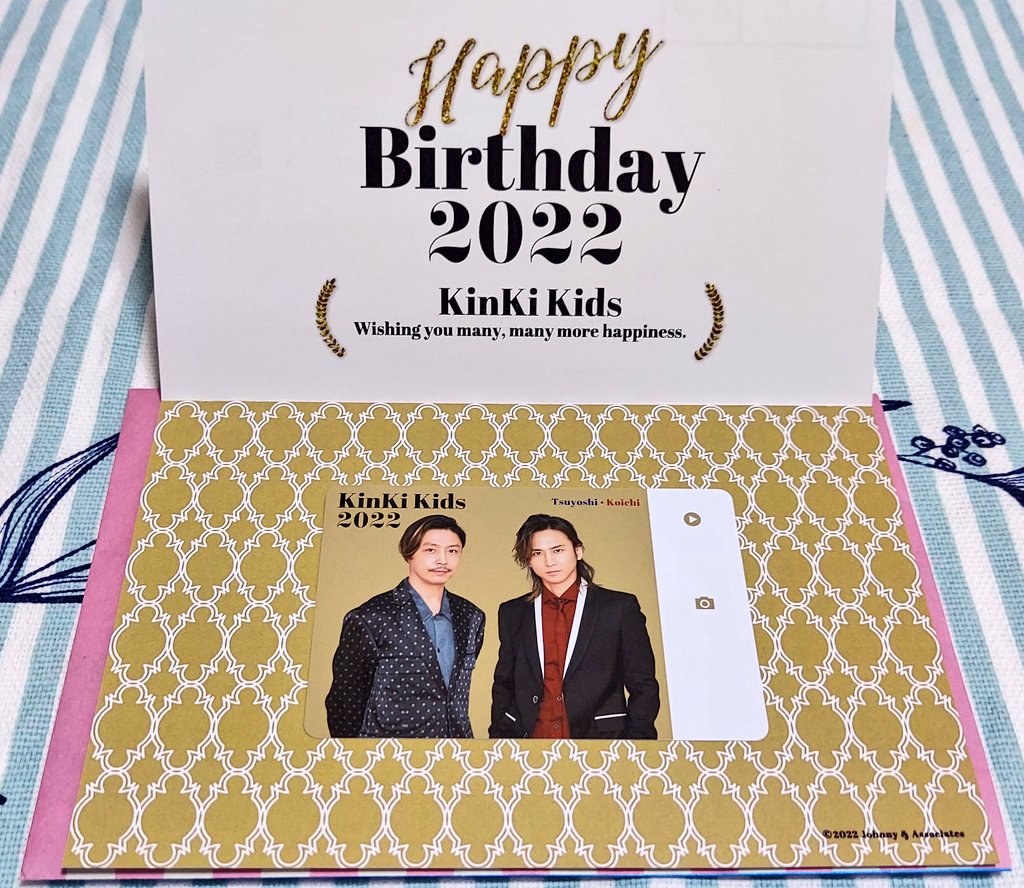 pikkumyy_bigmyy's tweet photo. 日付指定になってたけど、昨日届いてなくて、今日開封🎁
カード仕様に変わったんですね😳
マルチタッチカードって、初めて知ったけど、すごい!
#KinKiKids
#KinKiKids25周年
#Kix3
#マルチタッチカード https://t.co/f3vC58jepY