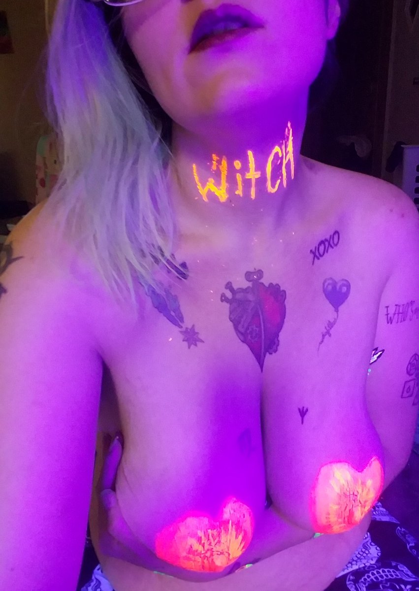 DavisShadoe's tweet photo. I wish someone could help me paint my back ;) #sexy #dirty #slutty #filthy #slut #whore #bigtittygoth #tattooedbitch #milf #tittyshot https://t.co/B9XYRL64Ae