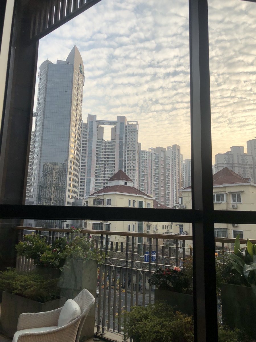 smc4627's tweet photo. 상해 한 온천내부에서 바라본 뭉게구름. 하늘아래 살면서 간만에 하늘을 쳐다보게 된다. 구름만 봐도 설렜던 감성은 예전같지 않지만, 그래도 마음은 뭉게 뭉게 피어오른다 https://t.co/240ltU7AV7