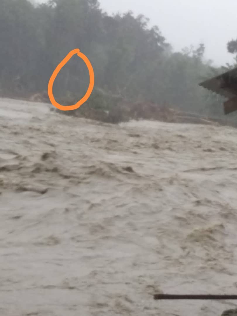 MasidiM's tweet photo. 02/01: anggota2 PDRM Ranau sedang berusaha menyelamatkan seorang mangsa banjir yang terperangkap di Sungai Mokodou, Ranau (dekat Kg Takutan) tetapi menghadapi sedikit kesukaran lantaran air sungai yang deras. 
Kita doakan beliau terselamat.
#BanjirDiRanau https://t.co/o1kQy4xtmF