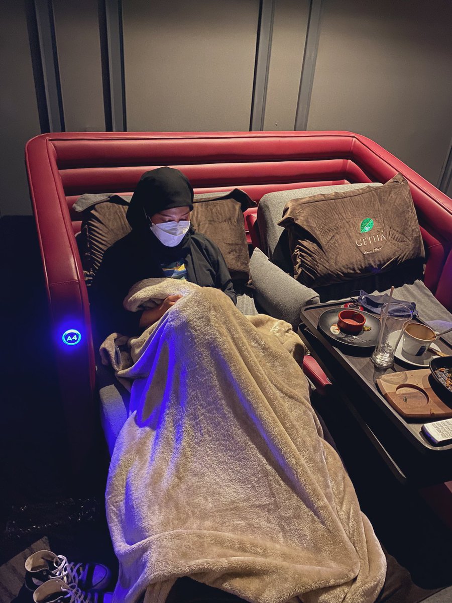Shahirahzai's tweet photo. Finally…dapat merasa tengok wayang atas tilam Getha 😭

Birthday gift untuk diri sendiri, why not! Rupanya harga kat JB more cheaper dari KL. https://t.co/9ZAoW3B88H