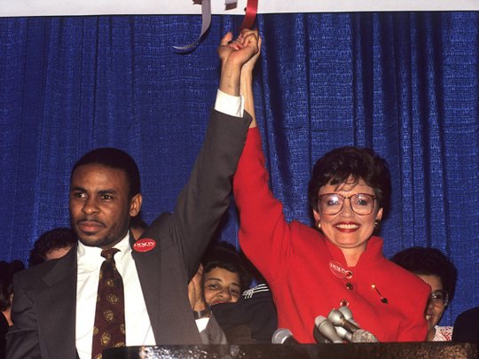 mariobianchi18's tweet photo. Il #2gennaio 1991 #SharonPratt giura come sindaco di Washington, divenendo la prima afro-americana a guidare una città di tale dimensione e importanza. Esponente dei democratici, vince le elezioni con l'86.1%. Ricandidatasi nel '94, nel '95 otterrà solo il 13.2% arrivando terza. https://t.co/9s9qaWu3Ke