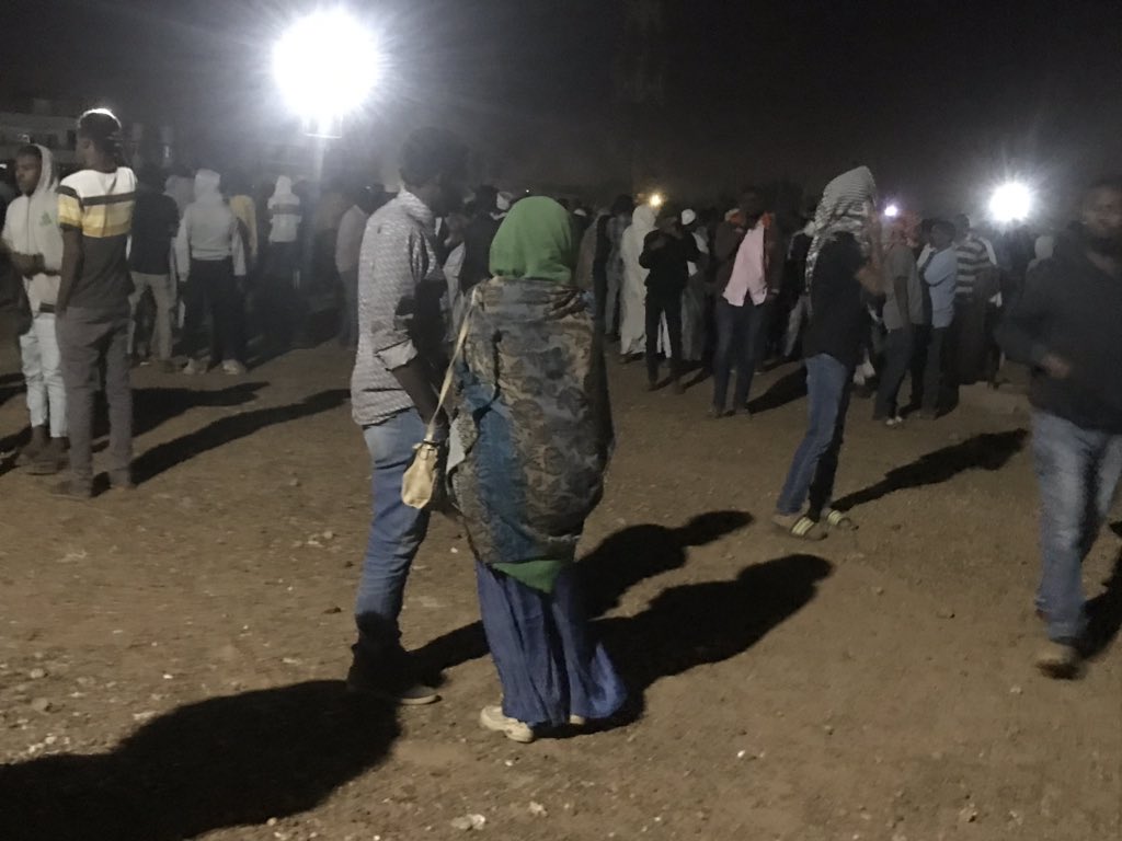 WdZaineb's tweet photo. في التشييع قالو البنات م يخشو المقابر يودعو رغم انهم اهلو وصحباتو 🤨قلتا ليهم جيبو أية او حديث مافي زول جاب/طيب لو دخلت المقابر حيحصل شنو؟ليها؟للميت؟للمقابر؟للمشيعين؟يا جماعة رجال ونسوان بصلو في الحج مع بعض مع حفظ مسافة معركتنا ضد عقولنا دي وفهمنا دا وطويلة ودخلو وانتصرنا بالحجة https://t.co/9VeG0saQqF