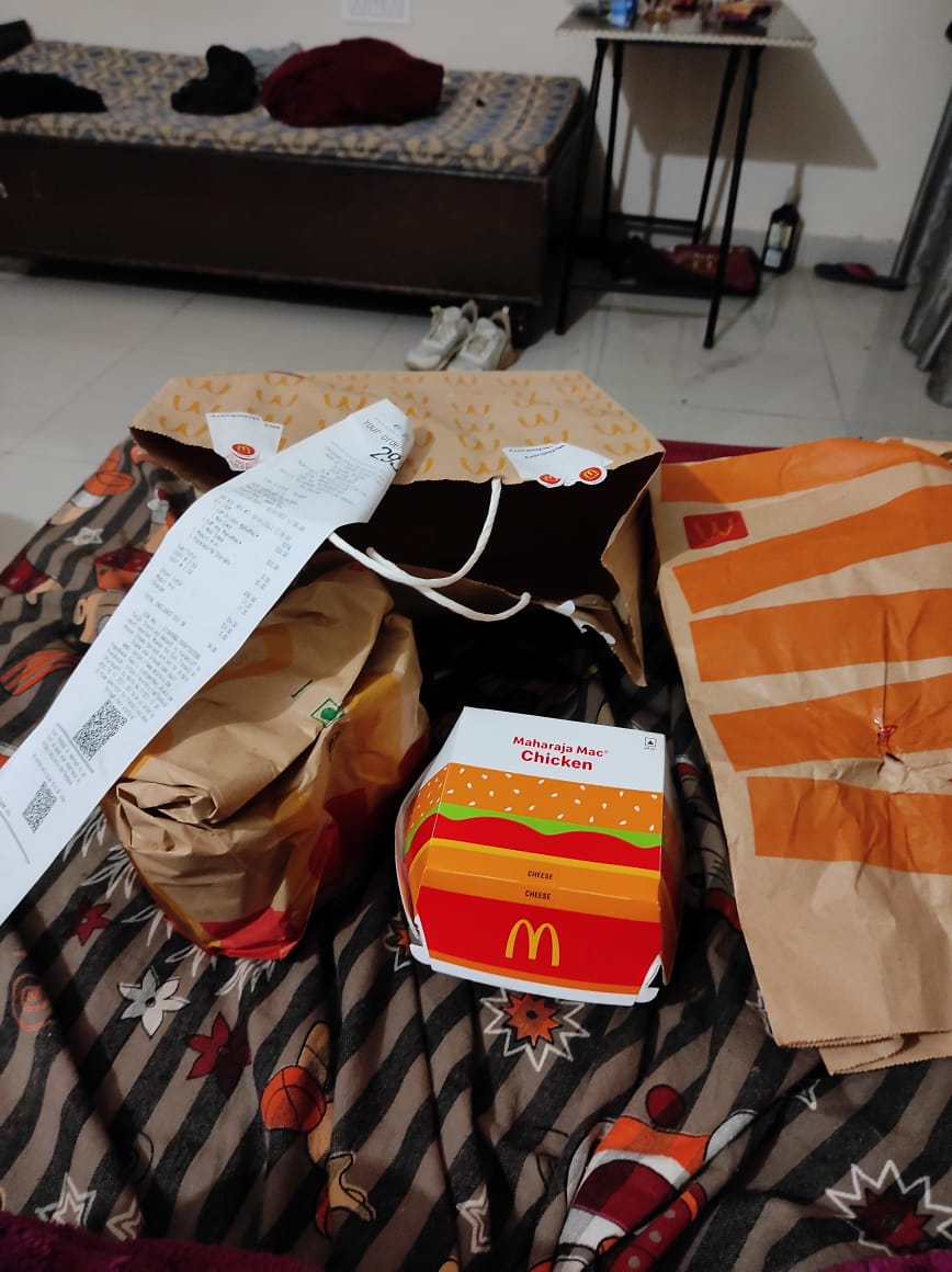 AmanJain12432's tweet image. I HAVE ORDERED TWO BURGER with  MCDONALD'S and they  DELIVERED ME 1 BURGER WTF IS THIS, ARE THEY MAD, what kind of service is this. And I ordered from magic pin @CareMagicpin @mcdonaldsindia #fake_service #fraud