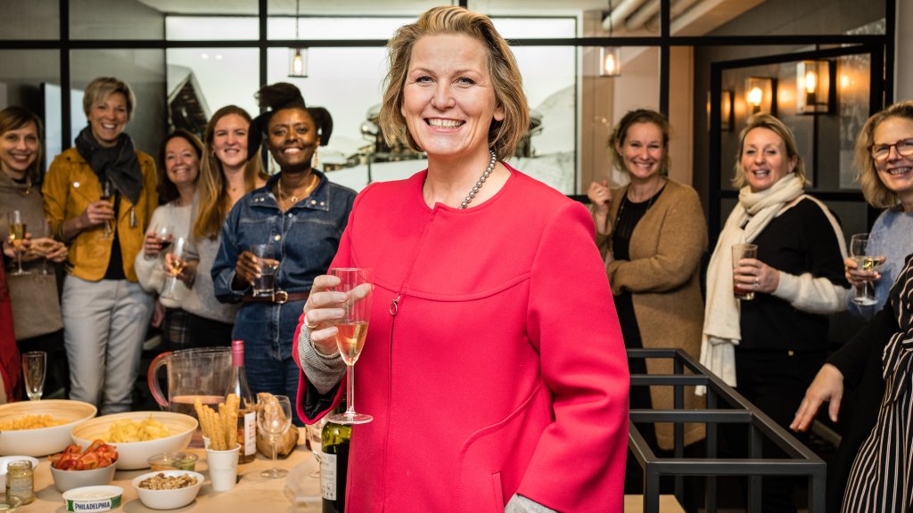lecho's tweet photo. 🍸 L'apéro de @lecho avec Isabella Lenarduzzi (@isabellajump) : "Notre mission, c'est de promouvoir le gender equality" 
➡ https://t.co/Lh49eQNW4n 
✍ par @marinalaurent3 https://t.co/d0z4DF45Bn