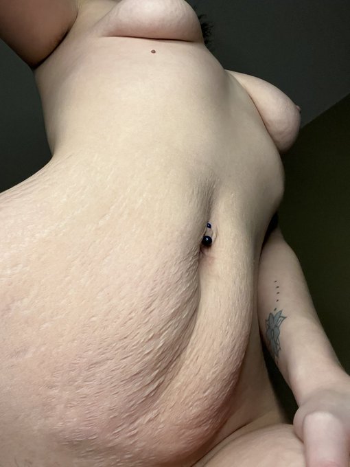 Been on my grind despite being sick. Wanna see the photo bundle I took + a bonus video of me fingering<a href="/tag/sellingcontent"class="tags"><span>#sellingcontent</span></a><a href="/tag/buyingnsfw"class="tags"><span>#buyingnsfw</span></a>