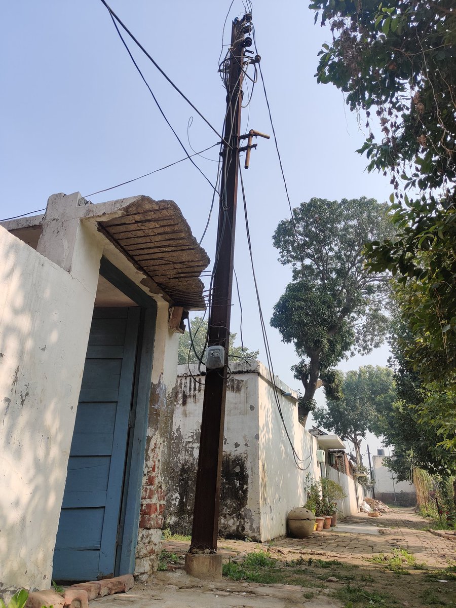 imJNehra's tweet photo. @cmohry @anilvijminister @uhbvnpkl माननीय, आवासीय परिसर राजकीय बहुतकनिकी संस्थान झज्जर में आवास संख्या i-1 के कोने पे लोहे का इलेक्ट्रिक पॉल है,जो जर्जर हालत में है, कभी भी गिर सकता है, इसमें करंट भी आता है, जिस कारण दुर्घटना होने की काफी संभावना है। https://t.co/j9A3iUhQwK