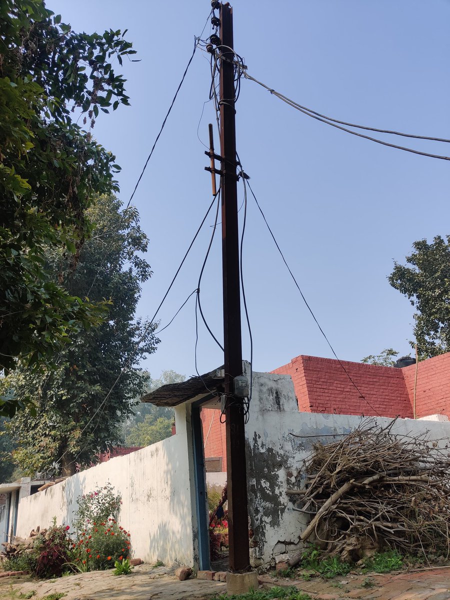 imJNehra's tweet photo. @cmohry @anilvijminister @uhbvnpkl माननीय, आवासीय परिसर राजकीय बहुतकनिकी संस्थान झज्जर में आवास संख्या i-1 के कोने पे लोहे का इलेक्ट्रिक पॉल है,जो जर्जर हालत में है, कभी भी गिर सकता है, इसमें करंट भी आता है, जिस कारण दुर्घटना होने की काफी संभावना है। https://t.co/j9A3iUhQwK