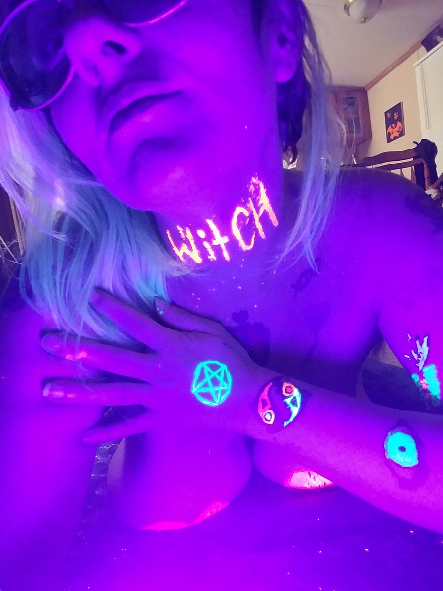 DavisShadoe's tweet photo. "Let there be green..." 💚🦋🍀 #sexy #dirty #slutty #filthy #slut #whore #bigtittygoth #tattooedbitch #tittyshot #tittyshot https://t.co/FIRWOhcqgs