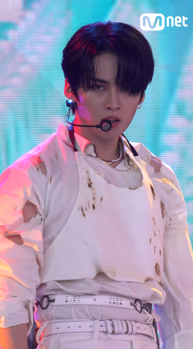 hourlylino's tweet photo. #리노 #leeknow https://t.co/qQY9pjASCL