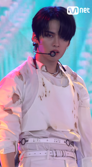 hourlylino's tweet photo. #리노 #leeknow https://t.co/qQY9pjASCL