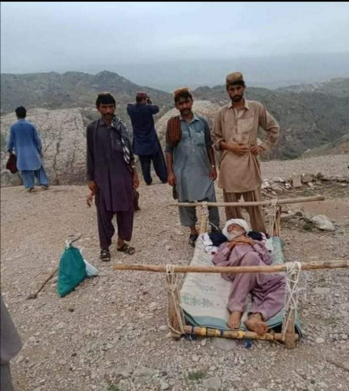 fareedshahwani2's tweet photo. یہ ترکی کے مشہور ترین ڈرامہ ارطغرل غازی کی سین نہیں بلکہ بلوچستان کے امیر ترین خطہ کوہلو کاہان کے دیہی علاقے کے لوگوں کا حال ھے جو اپنے مریض کو علاج کیلئے شہر لا رھے ہیں۔ اہ بلوچستان 
@HamidMirPAK @Senator_Baloch @Advjalila https://t.co/ht6902gyVK