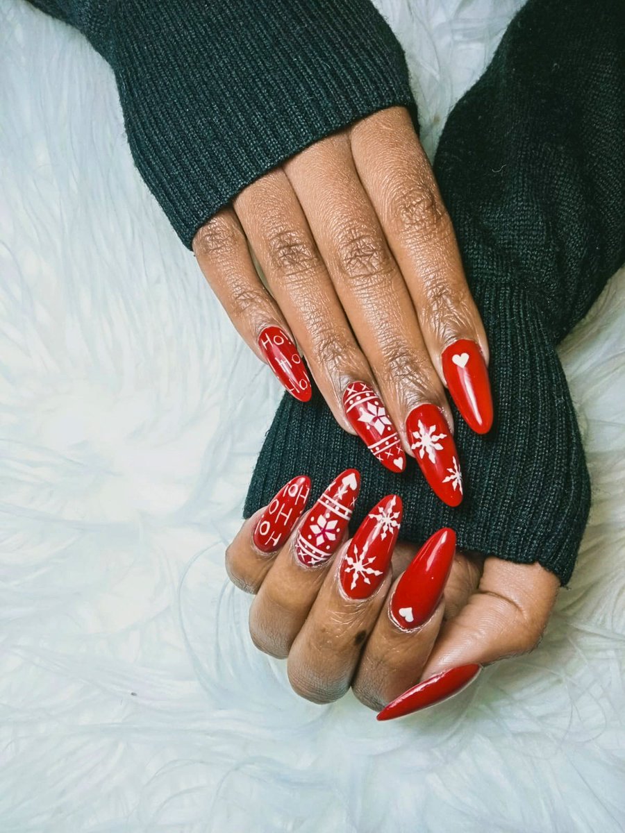 bspiritndlovu's tweet photo. What I asked for vs What I got 🎄 

All I can say is tis the season to sleigh 🧑🏽‍🎄

#GirlTalkZA #ChristmasNails #Christmas2021 #nailart https://t.co/qxUPAeFPX9