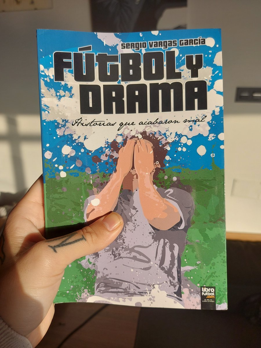 JaviHipo's tweet photo. Escrito por @SergiooVargasG , este Fútbol y drama es lo primero que me leo íntegramente en 2022. 
Me parece un buen libro. Recoge casos sobre aficiones conflictivas, ilegalidades y escándalos, partidos maltratados o clubes con equipos desafortunados, como este Neverkusen 👇. https://t.co/STntqTMg76