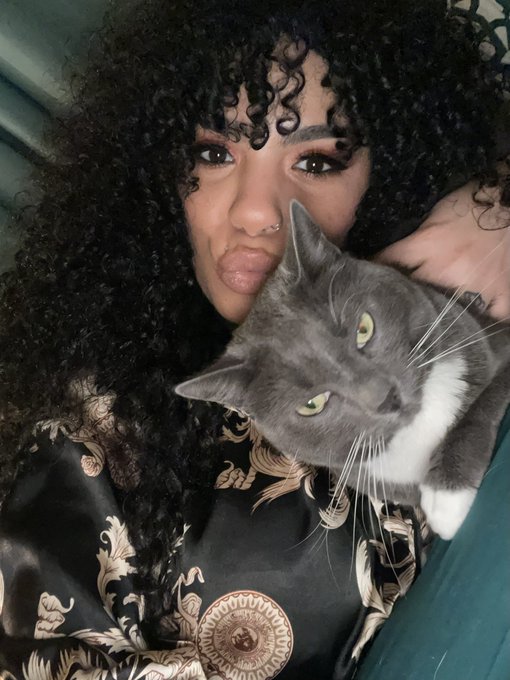Luna loves to cuddle me she knows when I&rsquo;m not feeling well. https://t.co/szQzGoM9rr<a href="/tag/backlikeineverleft"class="tags"><span>#backlikeineverleft</span></a>