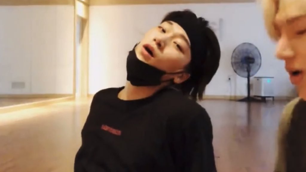 sankaissed's tweet photo. never gonna let anyone forget about this san in this vlive https://t.co/0bXeQLmnHH