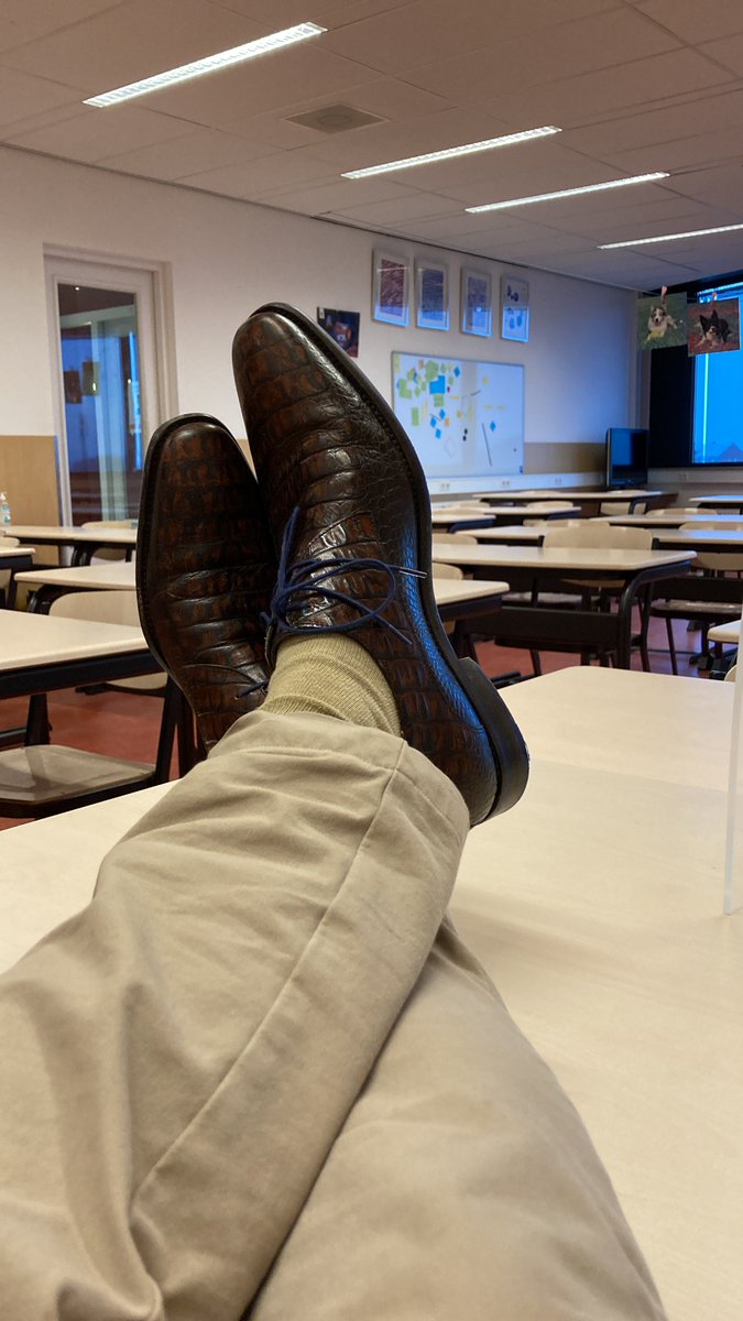 FransDroog's tweet photo. We gaan het nieuwe schooljaar relaxed tegemoet.
We zien wel wat het wordt: fysiek, online of blended.
We bereiden het gewoon allemaal voor deze week.
#onderwijs #leraarelkedaganders #voornemens #humorhasit https://t.co/kbljd6GbL1