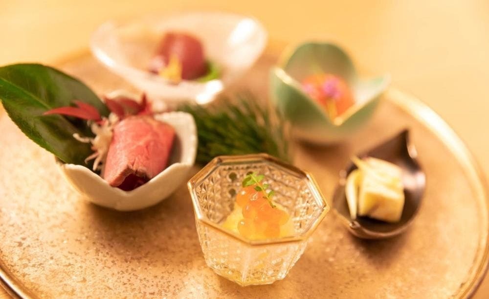 【新年に味わいたい 】 のモダンな日本料理店で粋な職人の技を堪能しよう。季節の移ろいにインスパイアされた料理は日本料理の枠にとらわれない、革新的な逸品ばかり🌿こだわりのワインとともに厳選食材を